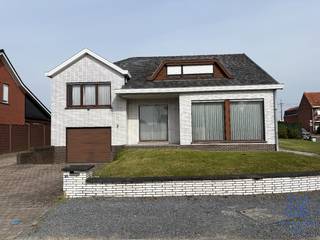 Alleenstaande te renoveren woning in Vichte met veel potentieel!<br /><br />Bij het betreden van de woning kom je terecht in een charmante inkomhal. Aansluitend bevindt zich de ruime en lichtrijke leefruimte, waar je dankzij de grote raampartijen geniet van het natuurlijk licht. De woning is voorzien van centrale verwarming op stookolie en een gezellige houtkachel.<br /><br />Aan de rechterzijde van de inkomhal vind je een aparte bureauruimte, ideaal voor thuiswerk of hobby’s. Verder is er de keuken, die toegang biedt tot de grote, diepe inpandige garage. Deze garage biedt plaats aan maar liefst twee wagens. Daarnaast beschikt de woning ook over een kelder. De auto's kunnen ook op de oprit geparkeerd worden. <br /><br />Op de eerste verdieping zijn er twee slaapkamers en een badkamer. Via een vaste trap bereik je de zolder, waar nog extra kamers kunnen worden ingericht.<br /><br />Tot slot is er een ruime voortuin aanwezig, die eenvoudig kan worden afgesloten om extra privacy te creëren.<br /><br />Een woning boordevol mogelijkheden voor wie op zoek is naar een renovatieproject met karakter!<br /><br />PLUSPUNTEN:<br />+ Nabij grote invalswegen, E17 richting Kortrijk-Gent<br />+ Hoekperceel, veel ruimte<br />+ Veel potentieel