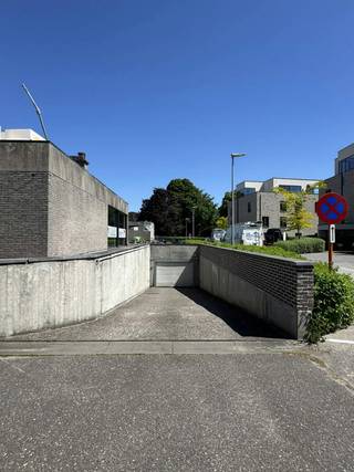 Deze ondergrondse autostaanplaats met voldoende maneuverruimte is toegankelijk via een zender en een automatische poort. De autostaanplaats is...