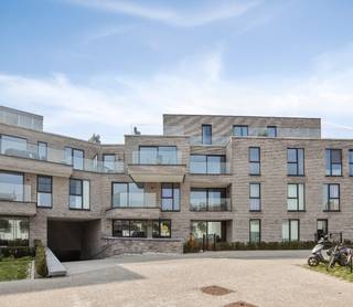 OPENDEURDAGEN in september: kom vrijblijvend langs iedere woensdag in september tussen 15u en 18u of na een individuele afspraak met Margaux. <br /><br />Dit 1-slaapkamer appartement is gelegen in de residentie Jabit'O in Jabbeke. <br />Een prachtig gelegen project aan het stadspark van de gemeente Jabbeke. Om de hoek kan je heerlijk vertoeven op een bankje in het park, of wandelen door het park. <br /><br />Het appartement zelf heeft een mooi terras en buitenruimte, om heerlijk buiten te genieten.<br />Kom thuis in dit appartement en geniet van een goede bereikbaarheid in combinatie met een uitzonderlijk rustige ligging. <br /><br />Het appartement kent de volgende indeling: <br />Inkomhal met apart toilet en handenwasser. In de inkomhal is plaats voor een mooie vestiaire/kastruimte. De gang krijgt toegang naar de open keuken met kookeiland, eetplaats en leefruimte. Aan de keuken is een aparte berging met alle voorzieningen voor wasmachine, droogkast, technische installaties en opbergruimte. <br /><br />In de leefruimte is de toegang naar de ruime en-suite slaapkamer met aansluitend de badkamer met dubbele lavabo en inloopdouche. <br />Het appartement heeft via een ruim schuifraam toegang tot de grote buitenruimte van 25 vierkante meter.<br />Ook in de slaapkamer is er een toegang naar de buitenruimte. <br /><br />Geniet van 5 jaar lang een vrijstelling op de onroerende voorheffing dankzij een E-peil lager dan 20. Bij het appartement zijn 4 zonnepanelen inbegrepen bij de prijs. <br /><br />Extra pluspunt: geschilderd! <br /><br />Bij het appartement dient een ondergrondse parkeerplaats te worden aangekocht, al dan niet met kelderberging. Prijzen vanaf 29 000 euro, excl. kosten. <br /><br />Ontdek dit appartement en het project Jabit'O vrijblijvend tijdens een afspraak ter plaatse.<br />Neem contact op met Margaux via margaux@vestadevelopment.be of op het rechtstreeks nummer 0479 61 53 82.