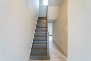 Welkom in de Goedendaglaan, dicht bij het centrum van Kortrijk. <br /> <br />De hal verwelkomt je in deze charmevolle woning. De <strong>recent gerenoveerde keuken</strong> vormt het hart van het gelijkvloers. Bovendien bieden de <strong>2 grote lichtstraten</strong> een zee aan <strong>natuurlijk licht</strong>. Daarnaast hebben we nog een <strong>vernieuwde badkamer</strong> met <strong>ruime inloopdouche</strong>. Als <strong>opbergruimte</strong> beschikt de woning niet enkel over een <strong>kelder</strong> maar ook nog eens over een <strong>praktische berging</strong> die toegang biedt tot het <strong>terras</strong> & de <strong>stadstuin</strong>. <br /> <br />Het <strong>eerste verdiep</strong> telt <strong>2 slaapkamers</strong>.<br />Bovendien beschikken <strong>alle kamers</strong> over een <strong>aircotoestel</strong> die zowel kan warmen als koelen. <br /><br /><strong>De woning en de garagebox zijn vrij <u>vanaf 1 november</u><br />€25 forfait gemeenschappelijke kosten voor de garage</strong><br /> <br /><u><strong>Troeven:</strong></u><br />- De woning beschikt over een vaste trap naar de zolder die zorgt voor een derde slaapkamer<br />- Inclusief afgesloten garagebox<br /><br /><u><strong>Interesse?<br />Vul uw gegevens in via ondertstaande link</strong></u><br /><u><strong>https://mijnhuurprofiel.be/property/59e6c0d4-52e2-46e5-b226-a8128242a1a6</strong></u>