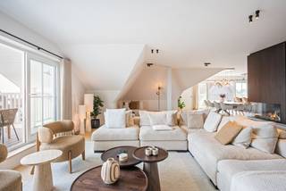 Gelegen op een absolute toplocatie aan de Belgische kust bevindt zich deze uitzonderlijke penthouse in het hart van Nieuwpoort. U geniet hier van een unieke combinatie van rust en levendigheid: op wandelafstand van het strand, de jachthaven en tal van kwalitatieve restaurants, winkels en recreatiemogelijkheden. Nieuwpoort staat bekend om zijn charmante kustsfeer, brede stranden en uitstekende bereikbaarheid, wat deze locatie uitermate geschikt maakt voor zowel permanente bewoning als een luxueus tweede verblijf.<br /><br />Deze exclusieve duplex penthouse onderscheidt zich door zijn hoogwaardige afwerking, doordachte indeling en royale ruimtes. De leefverdieping is ontworpen met maximale lichtinval en omvat een ruime living met eetplaats, een stijlvolle open keuken en directe toegang tot meerdere zonnige terrassen. Grote raampartijen zorgen voor een aangenaam open gevoel en een naadloze connectie met buiten.<br /><br />Op deze verdieping bevindt zich bovendien de royale master bedroom met een ensuite badkamer en een ensuite dressing. Verder zijn er praktische voorzieningen zoals een vestiaire, gastentoilet en berging.<br /><br />Het slaapverdiep biedt 3 ruime slaapkamers, elk met een eigen badkamer voorzien van douche en lavabo. Elke kamer beschikt bovendien over ingemaakte kasten, wat zorgt voor een uniform, kwalitatief en praktisch geheel. Dit unieke comfortniveau zorgt voor maximale privacy en maakt deze penthouse bijzonder geschikt voor gezinnen of het ontvangen van gasten in alle luxe.<br /><br />Het geheel wordt afgewerkt met hoogwaardige en duurzame materialen, gecombineerd met een moderne architectuur en een verfijnde uitstraling. De vijf terrassen maken het mogelijk om op elk moment van de dag te genieten van zon, rust en buitenruimte.<br /><br />Kortom, een uitzonderlijke duplex penthouse waar luxe, ruimte en locatie samenkomen in een uniek aanbod aan de Belgische kust.