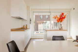 Dit appartement maakt deel uit van het nieuwbouwproject De Blauwe Parel - Residentie Santorini.<br /><br />Het appartement is gelegen op de gelijkvloerse verdieping en werd op plan ingedeeld als volgt:<br />Inkomhal met toilet, berging, fietsenberging, open ingerichte keuken, lichtrijke leefruimte palend aan terras met zicht op de binnentuin, 3 slaapkamers en 2 badkamers met douche. <br />Het terras is zuidelijk georiënteerd. <br /><br />In het ondergronds complex zijn zowel autostaanplaatsen als afgesloten garageboxen die vrijblijvend kunnen aangekocht worden met het appartement.<br /><br />Appartement: 109,99 m²<br />Terrassen: 23,55 m²