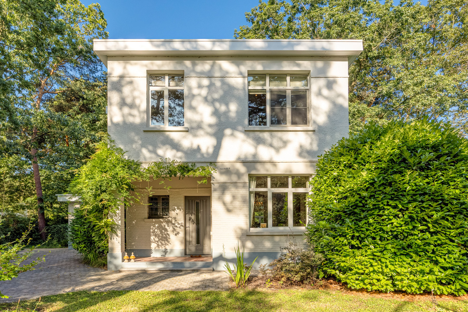 Instapklare en karaktervolle villa op toplocatie, gelegen op een ruim perceel van +-2450m², omgeven door rust, privacy en groen - foto 4