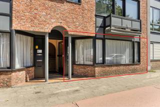 <p>Dit aangename gelijkvloers appartement is gelegen aan de Steenweg op Zevendonk 53 in Turnhout, op korte afstand van het centrum. Dankzij de ligging zijn winkels, scholen en andere voorzieningen vlot bereikbaar en geniet u bovendien van een uitstekende bereikbaarheid.<br /><br />Via de inkomhal, met handige bergruimte, bereikt u de lichtrijke leefruimte. Deze sluit mooi aan op de volledig uitgeruste open keuken. Verder beschikt het appartement over een apart toilet. De badkamer is uitgerust met een ligbad, lavabo en badkamermeubel. Daarnaast zijn er twee comfortabele slaapkamers, die beide praktisch kunnen worden ingericht.<br /><br />Vanuit de leefruimte heeft u toegang tot de noordoostgerichte tuin met gezellig terras, een fijne plek om buiten te genieten. De tuin biedt bovendien rechtstreeks toegang tot de private garagebox, wat zorgt voor extra comfort en praktische parkeergelegenheid. Garagebox verplicht mee aan te kopen voor 30.000 euro.<br /><br />Met een EPC-label B is het appartement energiezuinig en is er geen renovatieverplichting van toepassing.<br /><br />• Gelijkvloers appartement van 88 m²<br />• Noordoostgerichte tuin met terras<br />• Rechtstreekse toegang tot private garagebox<br />• EPC-label B, geen renovatieverplichting<br />• Uitstekende bereikbaarheid nabij het centrum</p>