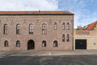 Dit appartement bevindt zich op het gelijkvloers links, in residentie "De Brouwerij", een uniek gerenoveerd industrieel gebouw.De indeling van het...