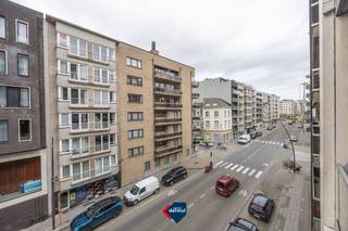 Ontdek deze centraal gelegen gemeubelde studio op de derde verdieping in de residentie Château Tropezina, ideaal als tweede verblijf, investering of vaste woonst aan zee. De studio bevindt zich vlakbij het bruisende centrum en op wandelafstand van de zee. Winkels, restaurants en openbaar vervoer zijn allemaal binnen handbereik, wat zorgt voor een optimaal comfort en gebruiksgemak. Dankzij de verkoop onder erfpacht biedt dit pand bovendien een interessante en toegankelijke opportuniteit voor wie wil investeren aan de kust. Interesse? Contacteer ons voor meer informatie of een bezoek ter plaatse.