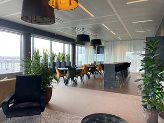 Uitstekend gelegen moderne co-working spaces van 20 m² te huur vlak bij de A201 met vlotte verbinding naar de E40 en op amper 2,4 km van luchthaven Zaventem. Vlotte bereikbaarheid met het openbaar vervoer: station Diegem ligt op slechts 6 min. Er is een bushalte nabij het kantoorgebouw. De instapklare kantoren zijn voorzien van o.a. kitchenette, sanitair, catering, videobewaking, ... De huurprijs is ALL-IN (internet, water, elektriciteit, meubilair, ...). Mogelijkheid tot het huren van parkeerplaatsen. Ook andere oppervlaktes mogelijk! Onmiddellijk beschikbaar. Contacteer PANORAMA voor bijkomende inlichtingen, plannen of een vrijblijvend plaatsbezoek 02 420 00 00.