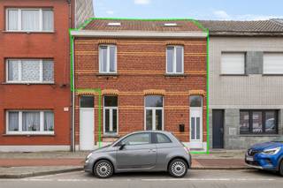 Deze verrassend ruime woning combineert een aangename indeling met veel natuurlijke lichtinval en verschillende volwaardige woonlagen. Met vier slaapkamers, twee badkamers, een op maat gemaakte keuken en een gezellige stadstuin biedt ze bijzonder veel praktisch wooncomfort.<br /><br />De Bilderdijkstraat geniet van een <strong>strategische en centrale ligging in Ekeren</strong>, met winkels, scholen, openbaar vervoer en dagelijkse voorzieningen vlot binnen bereik. Ook belangrijke verbindingswegen zorgen voor een snelle aansluiting richting Antwerpen en omliggende gemeenten. Zo vormt deze locatie een praktische uitvalsbasis voor wie graag centraal woont en vlot onderweg wil zijn.<br /><br /><strong>Indeling</strong><br />Men betreedt de woning via de inkomhal met ingemaakte vestiairekast. Verder komt men in de eetruimte, met aan de voorzijde de gezellige woonkamer en achteraan de op maat gemaakte, volledig geïnstalleerde keuken, welke toegang biedt tot de gezellige en zonnige stadstuin. In de tuin bevindt zich nog een praktische bergruimte.<br />Op het gelijkvloers bevinden zich verder een afzonderlijk toilet en een praktische doucheruimte met aansluiting voor wasmachine.<br /><br /><strong>Eerste verdieping:</strong> Via de draaitrap bereikt men de eerste verdieping. Hier geeft de nachthal toegang tot drie slaapkamers en een tweede badkamer met ligbad, dubbele lavabo en toilet.<br /><br /><strong>Op de zolderverdieping</strong> bevindt zich nog een ruime vierde slaapkamer. Deze polyvalente kamer kan ook geschikt zijn als bureau-, hobby- of logeerkamer.<br /><br />Tot slot beschikt de woning over een kelder, wat voor bijkomende praktische bergruimte zorgt.<br /><br /><strong>Bijzonderheden</strong><br />Met vier slaapkamers, twee badkamers, een ruime leefruimte, op maat gemaakte keuken, stadstuin, berging en kelder biedt deze woning vooral veel ruimte en flexibiliteit op een <strong>centrale en goed bereikbare locatie</strong>.