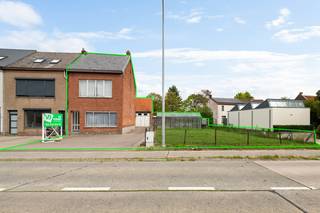 <p>Deze totaal te renoveren woning is gelegen aan de Lintsesteenweg 50 in Lier, op een gunstige locatie nabij winkels, openbaar vervoer en andere voorzieningen.<br /><br />Het gelijkvloers omvat een inkomhal, ruime en lichtrijke woonkamer, eetkamer, keuken, douchekamer en een ruime garage van ca. 50 m² met bergzolder.<br /><br />Op de eerste verdieping bevinden zich twee volwaardige slaapkamers van ca. 21 m² en 14 m². De tweede verdieping biedt nog een ruime zolder van ca. 40 m², met heel wat mogelijkheden.<br /><br />Een interessante renovatiewoning voor wie op zoek is naar ruimte, een grote garage en de mogelijkheid om de woning volledig naar eigen smaak in te richten.<br /><br />Troeven van deze woning:<br />+ Gunstige ligging in Lier, vlak bij winkels en voorzieningen<br />+ Ruime en lichtrijke leefruimtes<br />+ Garage van maar liefst ca. 50 m²<br />+ Twee volwaardige slaapkamers<br />+ Ruime zolderverdieping van ca. 40 m²<br />+ Veel renovatie- en indelingsmogelijkheden<br />+ Ideaal voor wie op zoek is naar een woning die volledig naar eigen smaak kan worden gerenoveerd<br /><br />Heeft u interesse en wenst u graag een bezoek ter plaatse in te plannen? Aarzel niet ons te contacteren! Wij zijn bereikbaar via 03 337 50 70 of info@vbvastgoed.be.</p>