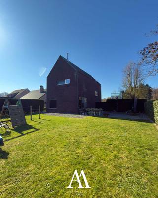 Alle info ook te vinden op achtmeilaan18.be<br /><br />De woning werd gebouwd in open architectuur met een speelse split-level structuur, wat zorgt voor een bijzonder ruimtelijk gevoel en veel natuurlijke lichtinval.<br /><br />De leefruimte en de moderne open keuken bevinden zich op verschillende niveaus, wat dankzij de split-level architectuur zorgt voor een bijzonder ruimtelijk effect en een mooie visuele connectie tussen beide leefzones.<br /><br />Deze woning scoort (gezien het bouwjaar 2001) bijzonder goed op energiezuinigheid met een EPC-label B (140 kWh/m²). Een sterke troef voor de toekomst.<br /><br />- 15 recent geplaatste zonnepanelen zorgen voor een laag energieverbruik (met certificatie).<br />- Goed geïsoleerde woning met efficiënte verwarming en beperkt energieverlies, geen renovatieplicht.<br />- Comfortabele combinatie van vloerverwarming en radiatoren, voor gelijkmatige warmteverdeling.<br />- Airconditioning in de slaapkamers voor een aangename temperatuur tijdens warme zomerdagen.<br /><br />Vlakbij het centrum van Zolder, in de naburigheid van scholen, bushaltes en supermarkten. Op 5 minuten van de E314 en minder dan 10 minuten van het Sint-Franciscus Ziekenhuis.<br /><br />Ruime ingesloten carport met maar liefst 7 extra parkeerplaatsen op eigen terrein, zodat u en uw bezoekers/klanten altijd comfortabel en veilig kunnen parkeren.<br /><br />De hoogwaardige inbouwkasten in de berging en slaapkamers combineren praktisch opbergen met elegant design, zodat u meteen comfortabel kunt wonen zonder nieuwe meubels aan te schaffen.<br /><br />De afgewerkte kelder met aparte buiteningang is mits minimale aanpassing bereikbaar via de extra parkeerplaatsen en biedt ideale mogelijkheden voor een bijberoep.