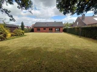 Bent u op zoek naar een alleenstaande woning met veel potentieel, een rustige ligging en een prachtige tuin? Dan is deze charmante woning in een mooie residentiële wijk in Gullegem zeker een bezoek waard.<br /><br />Bij het binnenkomen wordt u verwelkomd in een ruime inkomhal die rechtstreeks toegang biedt tot de lichtrijke ruimte. Dankzij de grote raampartijen geniet u hier de hele dag door van een aangename natuurlijke lichtinval. De leefruimte omvat een zithoek en een eetplaats.<br /><br />De woning beschikt momenteel over twee slaapkamers op het gelijkvloers. Daarnaast is er een ruime berging die perfect kan dienen als extra opbergruimte of ingericht kan worden als bureau .De badkamer is uitgerust met een lavabo en ligbad, en er is bovendien ook een apart toilet aanwezig.<br /><br />Ook de inpandige garage, zorgt voor praktisch comfort en bijkomende bergruimte.<br /><br />Op zoek naar extra woonruimte? De ruime zolder van maar liefst 60 m² biedt tal van mogelijkheden. Hier kunnen eventueel nog tot drie bijkomende slaapkamers worden ingericht, waardoor deze woning moeiteloos kan meegroeien met uw gezin of toekomstplannen.<br /><br />Buiten komt u volledig tot rust in de prachtige, zuidwest georiënteerde tuin.<br /><br />Troeven van deze woning:<br /><br />Alleenstaande woning in een rustige, residentiële wijk.<br />Lichtrijke doorzonleefruimte.<br />2 slaapkamers op het gelijkvloers.<br />Ruime berging met mogelijkheid tot bureau.<br />Inpandige garage.<br />Zolder van 60 m² met potentieel voor 3 extra slaapkamers.<br />Zuidwest georiënteerde, zonnige tuin.<br />Regenput met pomp.<br />Tal van uitbreidings- en indelingsmogelijkheden.<br />Deze woning combineert ruimte, rust en potentieel op een gegeerde locatie in Gullegem. Een unieke kans voor wie op zoek is naar een comfortabele leuke gezinswoning die volledig naar eigen smaak kan worden ingericht.<br /><br />Neem gerust contact voor meer info.