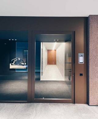 Dit volledig gemeubelde exclusieve appartement bevindt zich op de zesde verdieping in residentie Aequor met sensationeel zicht op het MAS en...