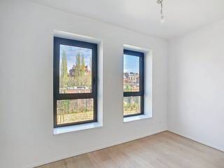 <strong>SCHAERBEEK</strong>, op een steenworp afstand van het Josaphatpark, in een rustige en groene wijk, in een recent en goed gelegen appartementencomplex met een mooie privétuin bij het gebouw, een luxe appartement met een oppervlakte van ±117 m². Het appartement bestaat uit een inkomhal met een garderobe en een toilet met wastafel, een woonkamer van ±36 m² met een volledig uitgeruste open keuken, een terras van ±5 m², 2 slaapkamers, een studeerkamer, een badkamer, een doucheruimte, een wasruimte, een kelder en een parkeerplaats binnen, inbegrepen in de huurprijs. Beschikbaar vanaf 15/11/2026! Raming van de kosten: 200 €/maand (gemeenschappelijke kosten, warm water en verwarming). EPC: A 8,80 kg CO²/(m²/jaar).<br /><br />
<p><strong><span>Op de 1e verdieping: (B1.1)</span></strong></p>
<ul>
<li>Entreehal met garderobe en toilet met wastafel – gepantserde deur en videofoon</li>
</ul>
<ul>
<li>Woonkamer van ±36 m² met toegang tot het terras van ±5 m²</li>
</ul>
<ul>
<li>Volledig uitgeruste open keuken (spoelbak, oven, kookplaten, afzuigkap, koelkast, vriezer, vaatwasser)</li>
</ul>
<ul>
<li>Slaapkamer 1 van ±14 m²</li>
</ul>
<ul>
<li>Slaapkamer 2 van ±9,5 m</li>
</ul>
<ul>
<li>Kantoor van ±8 m²</li>
</ul>
<ul>
<li>Badkamer (wastafel, bad/douche)</li>
</ul>
<ul>
<li>Aangrenzende doucheruimte (douche, wastafel)</li>
</ul>
<ul>
<li>Wasruimte</li>
</ul>
<p>Kelder nr. C29</p>
<p>Overdekte parkeerplaats nr. 23 op niveau -2</p>