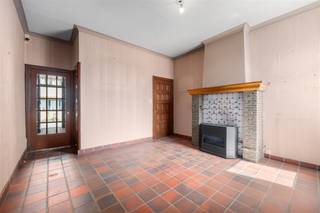 <p><span>Op zoek naar een fantastisch renovatie-pand met een grote tuin, uitzonderlijke ruimtes en veel mogelijkheden dichtbij het centrum? Dit is uw kans.</span></p><p><span> </span></p><p><span>Dit karaktervolle pand uit 1933 heeft alles om na een make over een top-pand te worden. Het ligt in een zone 30 straat dichtbij centrum Temse waardoor zowel openbaar vervoer, belangrijke verkeersassen, winkels, scholen en alle nutsvoorziening zelfs op wandelafstand zijn. Reken daarbij een mooie grote tuin met een leuke achterbouw waarvan de invulling alle kanten kan uitgaan, van hobbyruimte, naar buiten-keuken, atelier, werkruimte... en bovendien in een super-rustige wijk.</span></p><p><span> </span></p><p><span>Van op straat het je via een doorsteek naar de tuin wat een absolute meerwaarde is. Het gelijkvloers heeft een afzonderlijke zithoek/bureel en living annex aangebouwde keuken waarin een kleine badkamer zat die absoluut op een leukere plaats kan ondergebracht worden. Er is een droge en perfect bruikbare kelder. Op de eerste verdieping zijn er twee mooie ruimtes van elk 21m² gescheiden door de traphal. En een zelfde verhaal op zolder waar een kamer van 21m² met vliering boven de andere kamer en een kamer van 15m² met ingemaakte kasten aanwezig is. Dergelijke ruimtes zijn uitzonderlijk en maken dat een knappe renovatie mogelijk is.</span></p><p><span> </span></p><p><span>Door het huidige EPC F is renovatie nodig binnen de 6 jaar na aankoop om minimaal een EPC D te behalen. De aankoopprijs maakt dat u voldoende marge hebt om hiervan uw droomhuis te maken.</span></p><p><span> </span></p><p><span>We dienen op te merken dat deze koop deel uitmaakt van een groter project waarvoor de nodige splitsing en andere aanvragen zijn ingediend. Er zal dus gewerkt worden met een reserveringsovereenkomst. Blijft het punt om er als eerste bij te zijn om jouw uitgestelde koop te realiseren. Vraag snel een afspraak voor een bezoek en meer info.</span></p>