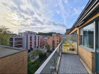 <strong>Gezellig 1-slaapkamerappartement met terras en autostaanplaats (verplicht bij aan te kopen) in Leuven</strong><br /><br />Op de vierde verdieping, binnen de ring van Leuven, bevindt zich dit lichtrijke appartement met open keuken, ruime slaapkamer, badkamer (met bad/douche, lavabo en toilet) en een heerlijk zonnig zuidgericht terras. Hier geniet u van rust en groen, vlakbij het bruisende stadscentrum.<br /><br />Aan de rand van het bruisende centrum. Alle voorzieningen zoals winkels, supermarkten, scholen en Gasthuisberg liggen op wandelafstand, terwijl ring, snelweg en openbaar vervoer vlot bereikbaar zijn!<br /><br />De autostaanplaats is verplicht bij aan te kopen aan €19.900. Het appartement is momenteel verhuurd aan €800 per maand + €50 kosten, wat het ook tot een interessante investering maakt.<br /><br />Ook perfect voor studerende kinderen: de studio is kleiner dan 60m2 wat maakt dat je recht hebt op een verlaagde tweede verblijfstaks! <br /><br /><strong>Interesse? Bel 016 56 56 14 of mail info@immogve.be</strong>