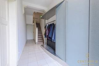 <p>Centraal gelegen halfopen bebouwing in <strong>uitstekende staat van onderhoud</strong>, die doorheen de jaren zorgvuldig werd gerenoveerd en geüpdatet. Deze ruime woning combineert comfort, functionaliteit en een aangename buitenbeleving. Voor de deur beschikt u over parkeergelegenheid, terwijl de <strong>automatische carport met plaats voor 2 wagens</strong> doorgang geeft naar de achterliggende tuin.</p>
<p>U betreedt de woning via de inkomhal met voldoende ruimte voor jassen en schoenen. De ruime woonkamer vormt een aangename leefruimte en sluit naadloos aan op de gezellige leefkeuken, die voorzien is van alle comfort, een eetplaats en een lichtrijke lichtstraat. Achter de keuken bevindt zich een knusse tv-hoek met zicht op het terras en het zwembad. Op het gelijkvloers vindt u eveneens een badkamer met inloopdouche, wastafel en toilet.</p>
<p>Op de eerste verdieping bevinden zich twee ruime slaapkamers en een verzorgde badkamer met ligbad, wastafel en toilet. De tweede verdieping biedt nog eens twee extra slaapkamers en een praktische bergruimte.</p>
<p>De tuin vormt een echte troef: fraai aangelegd met terrassen aan beide uiteinden, een recent geplaatst <strong>verwarmd zwembad met roldek</strong> en een royaal bijgebouw dat perfect kan dienen als werkhuis, mancave of hobbyruimte. Bovendien wordt er door de buur een mooie leilinde aangeplant, wat zorgt voor extra privacy en een groene omkadering.</p>
<p>Technisch is de woning volledig up-to-date: dak vernieuwd in 2017 met 14 cm isolatie, condensatieketel (2018), zonnepanelen (2018), airco (2023), verwarmd zwembad (2023) en een recente badkamer op het gelijkvloers (2025).</p>
<p>Kortom, een instapklare en bijzonder complete woning op een centrale ligging met alles wat u nodig heeft voor comfortabel wonen.<br /><br />Uw eigendom verkopen? Bel ons voor een gratis en vrijblijvende schatting via 014 48 12 21.</p>