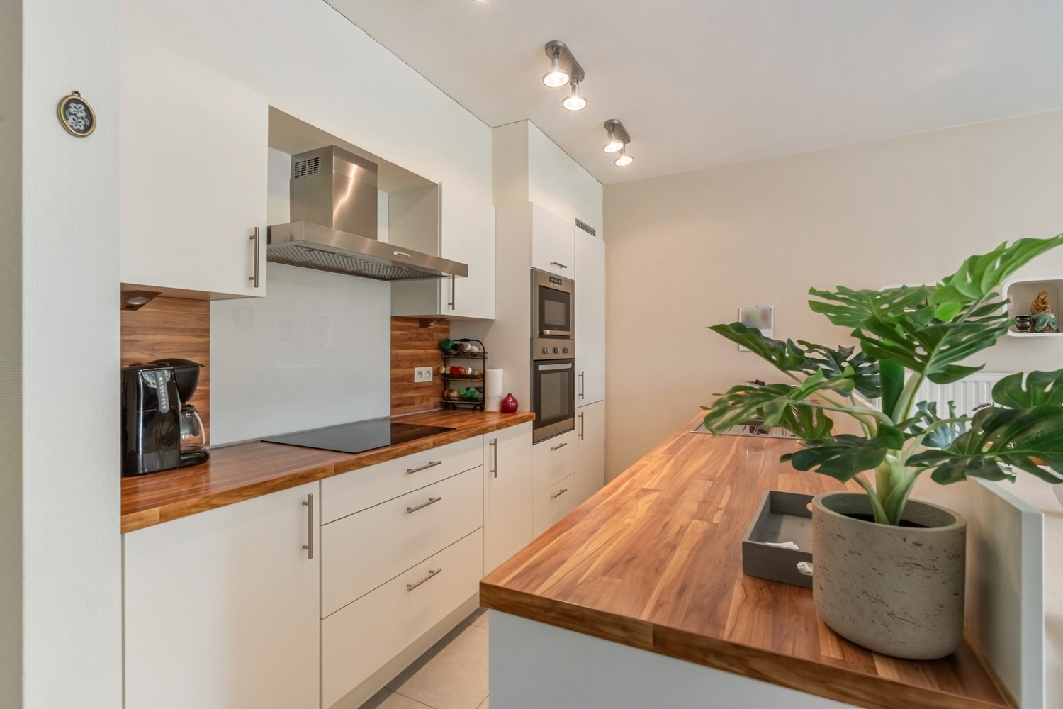 Goed onderhouden gelijkvloersappartement met 2 slaapkamers, ondergrondse autostaanplaats en kelder te Linden ! - foto 5