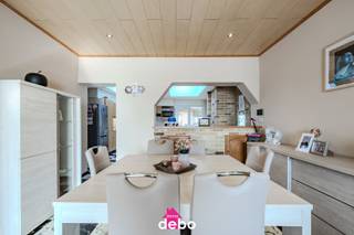 Op zoek naar een ruime woning waar u zonder zorgen kunt intrekken?<br />Deze verzorgde gezinswoning in Rekkem combineert ruimte, comfort en een gunstige ligging.<br />Via de inkomhal bereikt u de lichtrijke leefruimte die aansluit op de ruime keuken met gezellige eetplaats. Achteraan geniet u van een aangename veranda met uitzicht op de tuin.<br />Met drie volwaardige slaapkamers, een praktische kelder en een onderhoudsvriendelijke tuin met terras en tuinhuis beschikt deze woning over alle troeven voor een gezin of starters die op zoek zijn naar extra ruimte. <br />Kortom: een ruime, instapklare woning met veel ruimte, opbergmogelijkheden, potentieel en comfort!<br /><br />Bovendien geniet u van:<br />✓ Geen renovatieplicht (EPC D)<br />✓ Gratis parkeermogelijkheden voor de deur<br />✓ Instapklaar<br />✓ Veranda met tuinzicht<br />✓ 3 ruime slaapkamers<br />✓ Rustige ligging in Rekkem