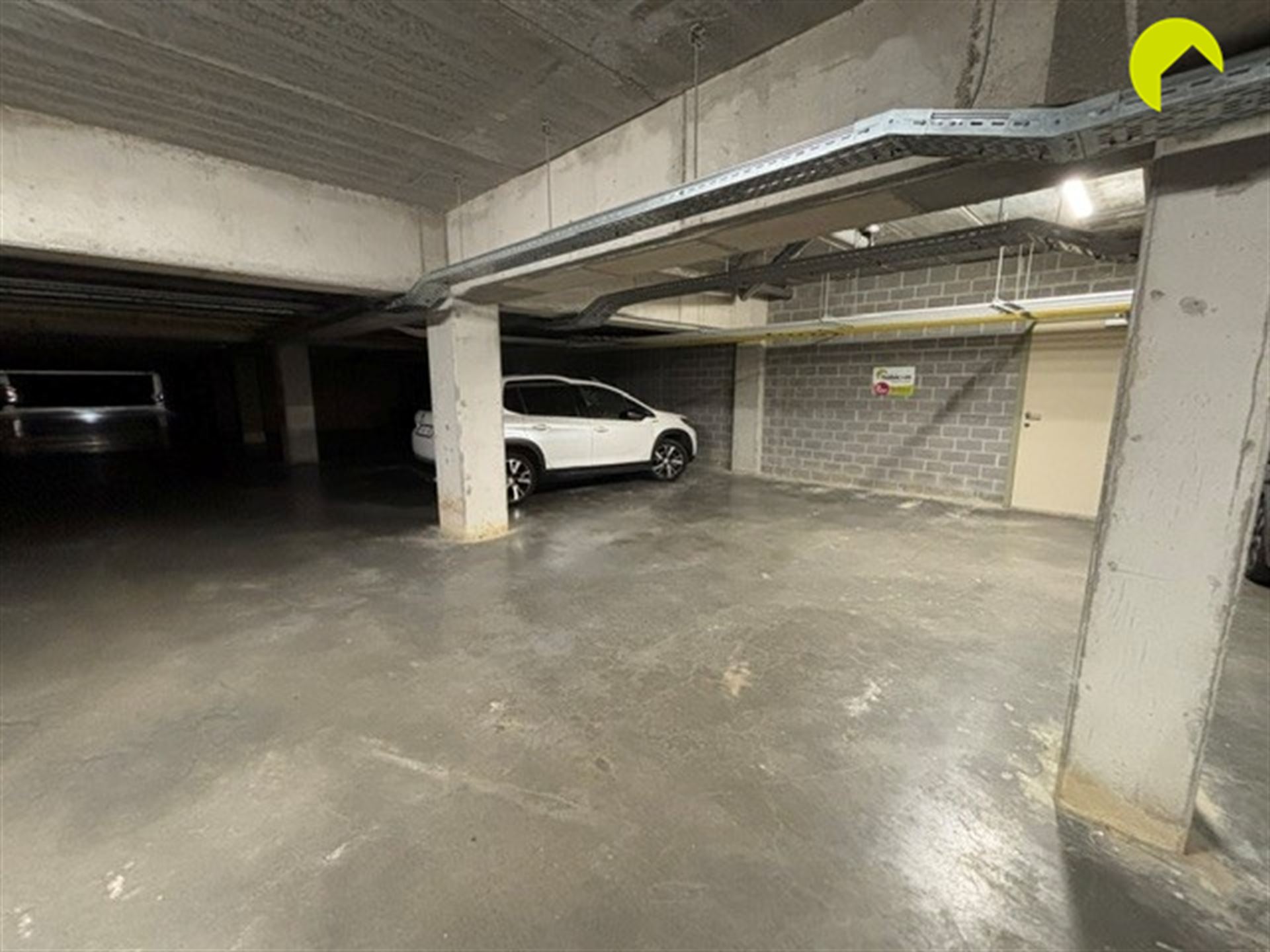 ruime autostaanplaats plus afgesloten berging te Wommelgem - foto 5