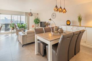 <p>Ben je op zoek naar een instapklaar appartement op een rustige, maar toch centrale locatie? Dan is dit appartement aan het vaarwater precies wat je zoekt.</p>
<p>Het appartement is gelegen in het hartje van Willebroek en geniet van een bijzonder idyllische ligging met prachtig zicht op het water.</p>
<p>Via de ruime inkomhal betreden we het appartement. Een elegante smeedijzeren deur leidt ons naar de lichtrijke woonkamer, waar de grote raampartijen zorgen voor een overvloed aan natuurlijk licht. De woonkamer sluit mooi aan op de keuken, waardoor een open en gezellige leefruimte ontstaat waar het aangenaam vertoeven is.</p>
<p>Het appartement beschikt over twee ruime slaapkamers. In de master bedroom is er airconditioning aanwezig en vanuit deze kamer heeft u rechtstreeks toegang tot het terras aan de achterzijde van het gebouw. De badkamer werd enkele jaren geleden volledig vernieuwd en is modern en praktisch ingericht. Daarnaast is er ook een apart toilet aanwezig.</p>
<p>Ook aan buitenruimte ontbreekt het hier niet. Op het terras kan u in alle rust genieten van een prachtig uitzicht van het water. Dankzij de zonneluifel kan u hier zowel van de zon als van een aangename schaduwplek geniet.</p>
<p>Parkeren vormt geen enkel probleem dankzij de ondergrondse staanplaats. Verder beschikt het appartement over voldoende bergruimte, waaronder een kelderberging en een handige buitenberging op het terras.</p>
<p>De ligging is ook een grote troef. Het appartement bevindt zich in het centrum van Willebroek, op wandelafstand van winkels, horeca en openbaar vervoer. Daarnaast vormt het de ideale uitvalsbasis voor ontspannende wandel- en fietstochten langs het water en in de groene omgeving.<br /><br />Na de opmaak van het EPC werden nog enkele verbeteringen uitgevoerd, waaronder een nieuw raam aan de voorgevel, de installatie van airconditioning en een nieuwe gasbrander. Dit kan ervoor zorgen dat de energieprestatie inmiddels nog gunstiger is.</p>
<p>Het appartement is bovendien uitgerust met een waterverzachter en een videofoon voor extra comfort en veiligheid.</p>
<p>De maandelijkse vaste kosten bedragen €120.</p>