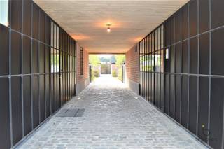 <p><span>Super deluxe 2-slaapkamer appartement met uitstraling.</span></p><p><span>Deze appartementen hebben een afgesloten oprit en bij het binnen komen een mooie laan.</span></p><p><span>Terras aan de Zuidwest zijde met veel groen en privacy. Prachtige nieuwbouw stijl, voorzien van veel smeedwerk in combinatie met hout.</span></p><p><span>Deze appartementen zijn zeer licht en schitterend gelegen. Zij hebben allen een kelderberging en achteraan het gebouw hebt u een autostaanplaats bij te huren aan €85 p/mnd.</span></p><p><span>Dit appartement biedt enorm veel privacy. </span></p><p><span>Bij het binnenkomen van dit pand reikt de gezelligheid; de woonkamer op prachtige eiken parket die naadloos doorloopt naar de beide slaapkamers.</span></p><p><span>De keuken voorzien van Miele toestellen en deze bezit genoeg kastruimte. Aanpalend een berging.</span></p><p><span>De marmeren look samen met het hout en smeedijzer geeft het een zeer rijkelijke en warme indruk.</span></p><p><span>Je kan dan ook gerust je ontbijt of een gezellige apero nemen aan het enorme keukenblad.</span></p><p><span>De badkamer die aanpalend is bij de ruimste slaapkamer, is voorzien van bad en douche, dubbele lavabo en toilet. Voorzien van een warme zandkleurige tegel en mozaiek. </span></p><p><span>Tweede slaapkamer evenwel met veel lichtinval, is tevens ook voorzien van een douchekamer met lavabo en meubel.</span></p><p><span>Het ganse appartement is voorzien van vloerverwarming, per kamer regelbaar.</span></p><p><span>Het appartement is een absolute aanrader voor wie van rust en luxe houdt en doch in het centrum van Schilde wil vertoeven.</span></p><p><span>Autostaanplaats aan €100 p/mnd.</span></p><p><span>Vaste kosten zijn €125 p/mnd.</span></p><p><span> </span></p><p><span>Een echt top appartement! Bezoekje waard.</span></p><p><span> </span></p>