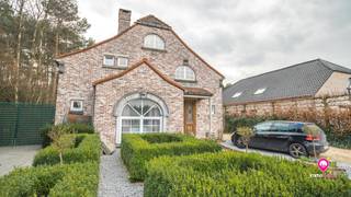 <span>Mooie villa rustig en groen gelegen te Opglabbeek! Deze villa kan u terugvinden aan de Fazantenstraat 17 te Opglabbeek in een rustige woonomgeving. De woning is centraal gelegen met verscheidene winkels, diensten en scholen op een afstand van amper 2 km. Het openbaar vervoer is gelegen op een afstand van 0,5 km. De villa is gelegen op een perceel van 18a10ca en is goed onderhouden. De voorzijde van de woning is voorzien van een oprit naar de achterzijde van de woning, hier bevindt zich een poort die toegang geeft tot de ruime inpandige garage. De tuin is deels beklinkerd en bestaat verder uit een mooi gazon. De achterliggende grond kan perfect gebruikt worden voor het houden van dieren. Deze is volledig afgescheiden van de tuin en voorzien van een toegangspoort. De bewoonbare oppervlakte bedraagt 191 m2. Op het gelijkvloers is er een keuken aanwezig die toegang geeft tot de eethoek en zithoek die bestaan uit een split level. Verder bevindt zich hier ook een eerste slaapkamer met douchekamer en berging alsook een bureel ruimte en separaat toilet. Op de eerste verdieping komt men via de overloop en de vide terecht in 1 van de 3 ruime slaapkamers. De masterbedroom is voorzien van een dressing en badkamer. De kelder is volledig afgewerkt. Hier bevindt zich ook een grote bureauruimte. De volledige woning werd recent, in 2015 gerenoveerd! Zowel de benedenverdieping, eerste verdieping en kelder werden uitgerust met een steentapijten vloer. *Verwarming: gas, ook stookolie mogelijk (momenteel buiten gebruik gesteld) *Raamwerk: dubbel glas, hout *Camerabewaking voorzien *Airco Het KI van de woning bedraagt €1199 STEDENBOUWKUNDIGE INFORMATIE - Stedenbouwkundige vergunning ontvangen: in aanvraag - Stedenbouwkundige bestemming: in aanvraag - Dagvaarding voor inbreuk op de stedenbouwkundige voorschriften: in aanvraag - Verkavelingsvergunning: in aanvraag - Overstromingsgevoelig: niet gelegen in overstromingsgevoelig gebied - EPC: 262 kWh/m2 code 20220916-0002676837-RES-1 - Onroerend erfgoed: in aanvraag</span>