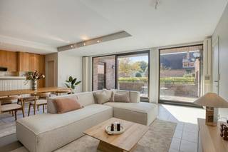 In de Zeelaan te Koksijde vinden we ruim appartement (164 m²) met zongericht terras (15 m²) en grote tuin (170 m²) te koop. Het appartement is zeer rustig gelegen doch op wandelafstand van het centrum. Het appartement bevat maar liefst 5 slaapkamers. Mogelijkheid tot het aankopen van een ruime kelderberging en garagebox in hetzelfde gebouw. Het appartement is mits bestemmingswijziging ook ideaal om een kantoor of praktijk in op te richten. Zoek je immo in Koksijde? Lees dan zeker verder.<br /><br />INDELING:<br />> Gelijkvloerse verdieping:<br />- inkomhal met vestiaireruimte;<br />- ruime living (45 m²) met aanpalend zuid-west gerichte terras van 15 m²; <br />- keuken voorzien van dubbele spoelbak, keramische kookplaat, dampkap, oven, koelkast en vaatwasmachine;<br />- berging met aansluiting voor wasmachine;<br />- 5 slaapkamers met diverse groottes;<br />- badkamer met douche-bad en dubbele lavabo met wasmeubel;<br />- apart toilet.<br /><br />Bij het appartement is tevens een ruime tuin van 170 m² aanwezig.<br />Langs de Middenlaan heeft het appartement een praktische privé-ingang.<br />Het appartement is mits bestemmingswijziging ook ideaal om een kantoor of praktijk in op te richten.<br /><br />> Kelderverdieping:<br />- mogelijkheid tot het aankopen van een kelderberging en garagebox;<br />- gemeenschappelijke fietsenberging.<br /><br />ALGEMEEN:<br />- gunstig EPC C (292 kWh/(m² jaar))<br />- conforme elektrische keuring<br />- centrale verwarming op gas, condenserende ketel<br /><br />Aarzel zeker niet contact op te nemen met ons kantoor Dewaele Koksijde: 058 330 600.