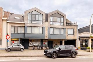 Bent u op zoek naar een modern dakappartement met 1 slaapkamer en 2 terrassen? Dan kan dit de ideale eigendom zijn voor zowel eigen bewoning...