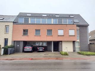 Ruim, lichtrijk, gelijkvloers appartement met groot terras, zuid-west georiënteerd.INDELING:Inkomhal met glazen deuren naar de ruime leefruimte met...