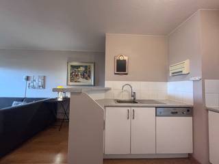 <p>Ontdek dit charmante en instapklare appartement in res. "Koksijde promenade". Dit lichtrijke appartement met een bewoonbare oppervlakte van ca. 63 m², waar comfort en functionaliteit hand in hand gaan bevind zich op wandelafstand van het centrum en ster der zee! Dit rustig gelegen appartement vormt een ideale keuze als vaste woonst, tweede verblijf aan de kust of investering.<br /><br /><u>Indeling:</u><br />Inkomhal met afzonderlijk toilet.<br />Uitnodigende leefruimte, met een gezellige zit- en eethoek die naadloos aansluit op de open, ingerichte keuken. Grote raampartijen zorgen voor een aangename natuurlijke lichtinval en geven toegang tot een terras met uitzicht op de duinen.<br />Twee comfortabele slaapkamers, die beide toegang bieden tot een tweede terras aan de achterzijde, samen bieden de twee terrassen ca. 12 m² buitenruimte.<br />Badkamer met ligbad en dubbele wastafel.<br /><br /><u>Troeven:</u></p>
<ul>
<li>Gunstige EPC: label B met een energieverbruik van 168 kWh/m² per jaar, waardoor geen renovatieverplichting.</li>
<li>Volledig gemeubileerd: De aanwezige meubels en inrichting zijn inbegrepen in de vraagprijs, waardoor u meteen kunt genieten van uw nieuwe stek aan zee. </li>
<li>Top ligging: Winkels, restaurants, recreatiemogelijkheden en openbaar vervoer bevinden zich in de nabije omgeving. Bovendien bereikt u het centrum en het strand te voet, zodat u optimaal kunt genieten van alles wat Koksijde te bieden heeft.</li>
<li>Dubbele buitenruimte: Aan de voorzijde geniet u van een terras met duinenzicht nabij Ster der zee. Aan de achterzijde bevindt zich een praktisch terras die verbonden is met beide slaapkamers.</li>
</ul>
<p><br />Bel Dimitri, ook op zon-en feestdagen, 0487/787.159,<br />Stuur een mail naar dimitri@immo-maritiem.be<br />of kom langs op kantoor 'Immo Maritiem' naast het kerkje in Nieuwpoort-bad.</p>