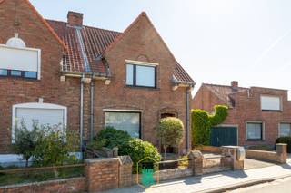 Achter deze charmante gevel schuilt een ruim en verzorgd huis dat voorzien is van alle comfort. Is centraal gelegen in een doodlopende straat, vlot bereikbaar. Via de inkom- en traphal betreed je een aangename living vooraan met zithoek, aansluitend de eetplaats, een comfortabele leefkeuken (ruim voorzien van kasten, en alle toestellen + kookeiland voorzien van gasfornuis) met eetgedeelte, een zeer gerriefelijke badkamer (ligbad, dubbele wastafel, douche en wc). Een praktische en droge kelder biedt nog wat extra-bergruimte. Boven zijn er 2 mooie slaapkamers (waarvan 1 de functie kreeg van dressing), een douchekamer met toilet en wastafel, en met een vaste trap naar een derde slaapkamer in een gezellig dakverdiep. De oprit die plaats kan bieden aan meerdere wagens, leidt naar de garage/fietsenberging, met aansluitend een aparte atelier-ruimte die multifunctioneel kan ingevuld worden. Een grote werkruimte met een mezzanine doet onder meer dienst als wasplaats, en geeft met met zijn schuifraam uit op een leuk terras die de voormiddagzon biedt, onder de pergola met druivelaar. De verzorgde aangelegde tuin biedt privacy en rust en, heeft ook achteraan nog een overdekt terras waar het in de late namiddag en 's avonds zalige momenten u opwachten, met een bijzonder tuinhuis (dé "chouffe chalet" genaamd) waar het gezellig toeven is aan de elektrische haard, in wat koudere dagen). Zo kan in alle seizoenen optimaal genoten worden met alle leuke ruimtes die voorhanden zijn. De woning is op alle ruimtes voorzien van airco, met warmtepomp (buitenunit) en bovendien is er in de leefruimte een palletkachel, die er in de winter het lekker gezellig warm houdt. De woning is voorzien van 17 zonnepanelen die een normaal gezinsverbruik ruim dekt. Naast de verrassende tuimtes binnenin, is er ook wat extra plaats voor iemand die wat hobbyruimte of werkruimte wenst. Asbestveilig attest, elektriciteit conform gekeurd, EPC-score is gunstig (C), regenwaterput, technieken allemaal prima in orde.. Grijp uw kans, en plan een bezoek!