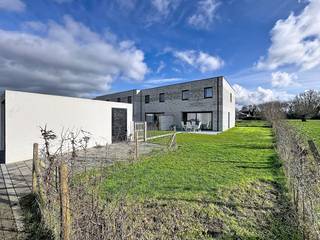 Prachtige woning te huur in Roksem gelegen in een nieuwe woonwijk. Het huis beschikt over 3 slaapkamers, een grote leefruimte en grote tuin...