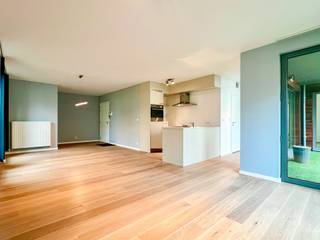 Dit <strong>prachtige</strong> <strong>2 slaapkamer</strong> appartement met een oppervlakte van 96 m² straalt <strong>luxe en comfort</strong> uit. De fantastische ligging nabij <strong>Gent-Zuid</strong>, in de nabijheid van fietsroutes die een makkelijke verbinding bieden naar het centrum en een makkelijke toegang naar de autosnelweg of de R40 is de perfecte uitvalsbasis voor wie in Gent wil wonen.<br /><br />Dit <strong>instapklare</strong> appartement is voorzien van <strong>design verlichting</strong> en <strong>gezellige gordijnen</strong>. De parket vloeren vormen voor een warm gevoel. De gezellige leefruimte is voorzien van een <strong>geïnstalleerde keuken. </strong>Het grote schuifraam biedt toegang to het leuke <strong>overdekte terras</strong>. Een aparte berging biedt ruimte voor wasmachine en droogkast. Er zijn <strong>2 ruime slaapkamers</strong>. De <strong>badkamer</strong> is voorzien van een wastafel en een inloopdouche. Er is een <strong>apart toilet</strong>.<br /><br />In de huurprijs van het appartement zit de huur van een <strong>ondergrondse staanplaats</strong> inbegrepen.<br /><br />Domicilie verplicht.<br />Huurprijs : <strong>1.200 Euro</strong> per maand<br />Huurwaarborg : 3 maanden huur<br />Gemeenschappelijke lasten : <strong>75 Euro provisie per maand</strong><br />Er zijn individuele tellers voor water, gas en electriciteit.<br />Mobiscore : 9,5/10<br /><strong>Beschikbaarheid: onmiddellijk</strong><br />Bezoeken enkel na afspraak.<br /><br /><strong>Een bezoek plannen? Dit kan enkel via onze website www.stellarimmo.be/te-huur. Ga naar het pand en klik op de Een bezoek aanvragen knop onder de foto van de makelaar. </strong><br /><br /><strong>Verdere info via martine@stellarimmo.be</strong>