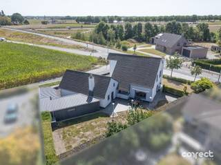 <p><span>Polyvalente woning met 4 slaapkamers en atelier.</span></p><p><span> </span></p><p><span>STARTPRIJS: Elk bod boven deze startprijs, wordt voorgelegd aan de eigenaars, die al dan niet kunnen in gaan op dit aanbod.</span></p><p><span> </span></p><p><span>Op het einde van de Koningin Astridstraat, vlakbij winkels, openbaar vervoer, scholen en de op en afrit E403, vinden we deze karaktervolle villa met heel wat ruimte terug. </span></p><p><span> </span></p><p><span>Indeling als volgt: royale inkom, 2 burelen, gastentoilet, lichtrijke woonkamer met zithoek en eetplaats, de uitgeruste keuken met eetplaats en een koele berging/kelder. Achter de keuken vinden de wasplaats terug en een badkamer met douchecel, toilet en wasbak. Via de oprit, of via de wasplaats, wordt er toegang verleend tot de ruime garage / atelier/ magazijn van +- 45 m². Boven de garage is er nog een ruime zolder met vaste trap, ideaal voor stockage. </span></p><p><span>Op het eerste verdiep vinden we 4 ruime kamers terug, de badkamer met ligbad, wastafel en toilet. Ook de zolder, te betreden met vaste trap biedt nog veel stockageruimte. </span></p><p><span> </span></p><p><span>De zongerichte tuin is privatief en volledig afgesloten, achter de woning is er nog een atelier/magazijn (voorzien van warmtepomp) aanwezig van +- 40 m² en een fietsenberging. Meerdere autostaanplaatsen dankzij de ruime, en brede oprit. </span></p><p><span> </span></p><p><span>Zeer comfortabel en energiezuinig wonen: het pand beschikt over 37 zonnepanelen, een thuisbatterij van 10 kWh, regenput van 10 000, alarmsysteem, rolluiken, maatkasten en zoveel meer.</span></p><p><span>Verwarming op mazout (tank van 3000l), keuring elektriciteit én zonnepanelen conform. </span></p><p><span> </span></p><p><span>Deze woning is zowel uitermate geschikt als gezinswoning, maar ook voor de combinatie met uw zelfstandige activiteit. De burelen, het magazijn / atelier kan bovendien volledig worden afgesplitst worden van uw privé.</span></p><p><span> </span></p><p><span>Kom de troeven zelf ontdekken en meld u aan voor een bezoek; </span></p><p><span>0496 25 35 55</span></p><p><span>emile@correctvastgoed.be</span></p><p><span> </span></p>