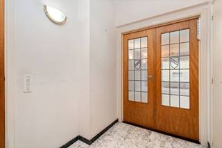 Découvrez cet appartement lumineux situé au premier étage de la résidence Wellington, bien entretenue et équipée d'un ascenseur. <br /><br />La disposition comprend un hall d'entrée avec vestiaire et toilettes séparées, un espace de vie confortable avec accès à une terrasse ensoleillée, une cuisine avec balcon attenant, deux chambres, dont une avec raccordement pour machine à laver, et une salle de bains avec baignoire et douche. <br /><br />L'appartement dispose d'une cave privative, ce qui offre un confort supplémentaire et un espace de rangement pratique. <br /><br />Bien que l'appartement soit en bon état, il offre un potentiel de rénovation, ce qui vous permet de l'aménager entièrement à votre goût. L'emplacement est excellent : à proximité des centres commerciaux, du Neerhof, des transports en commun et des principales voies d'accès. <br /><br />👉 Idéal pour ceux qui recherchent un logement abordable pour débuter ou une opportunité d'investissement intéressante! <br /><br />EPC 245 kWh/m².<br />électricité non conforme.