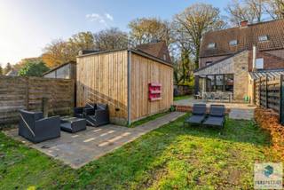 Goed gelegen halfopen bebouwing met 3 slaapkamers, grote diepe tuin en oprit. Centraal gelegen en omgeven in een groen kader recht tegenover...