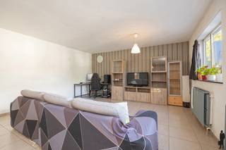 Op zoek naar een ruim en <strong>lichtrijk </strong>appartement op een centrale ligging in Hamme? Dit verzorgde appartement van maar liefst 130 m² combineert comfort, ruimte en een uitstekende bereikbaarheid. Dankzij de grote leefruimte, drie <strong>volwaardige </strong>slaapkamers, moderne badkamer en <strong>twee </strong>terrassen vormt dit de ideale woonst voor zowel eigen bewoning als investering.<br /><br />Indeling appartement<br />- <strong>Inkomhal </strong>met praktische indeling<br />- Zeer ruime en lichtrijke leefruimte<br />- Volledig <strong>ingerichte </strong>keuken<br />- 3 volwaardige slaapkamers<br />- <strong>Moderne </strong>badkamer voorzien van inloopdouche en dubbele lavabo<br />- Praktische <strong>wasruimte </strong>met aansluitingen voor wasmachine en droogkast<br />- Apart toilet<br />- 2 terrassen<br /><br />Extra troeven<br />- Bewoonbare oppervlakte van ca. 130 m²<br />- <strong>Lift </strong>aanwezig in het gebouw<br />- Videofoon aanwezig<br />- Gunstige EPC-score B<br />- Elektriciteit <strong>conform</strong><br />-<strong> Garage optioneel aan te kopen voor €20.000 nabij de Jagerstraat</strong><br /><br />Dit appartement bevindt zich op een toplocatie in het centrum van Hamme. Winkels, openbaar vervoer, scholen en andere voorzieningen bevinden zich op wandelafstand, wat zorgt voor optimaal wooncomfort en een uitstekende bereikbaarheid.<br /><br />Een ruim en instapklaar appartement met alle comfort op een centrale ligging. Ideaal voor wie op zoek is naar een ruime eigen woonst of een interessante investering in Hamme.