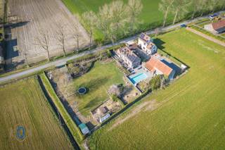 In het oog springend landhuis gelegen in de GROENE GEBORGENHEID van de Damse polders. Deze woonst (hoofdwoning) van oorspronkelijk meer dan een...
