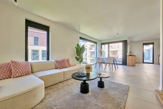 <p>Agnetenpark, Altijd thuis, overal dichtbij...</p><p>Agnetenpark is een échte nieuwe buurt met verschillende woningtypes voor iedereen en voor elke (gezins)situatie. Maar in Agnetenpark leef je niet alleen op maat van de mensen maar ook op maat van morgen. Zo is er aandacht voor duurzame energie - denk maar aan zonnepanelen, geothermie (warmtepomp met aardwarmte) en waterrecuperatie - én duurzame mobiliteit. De woningen dragen ook het BEN-label (Bijna Energie Neutraal). Het E-peil ligt onder E20 waardoor er 5 jaar vrijstelling is op het kadastraal inkomen.</p><p>Ook wordt er in Agnetenpark gezorgd voor het beste wooncomfort. Alle afwerkingskeuzes werden gemaakt én is er standaard vloerverwarming voorzien. Ondergrondse staanplaatsen, kelder- en fietsenbergingen zorgen voor het mobiele comfort. Verder zorgen de kwalitatieve afwerking en veel lichtinval in de leefruimtes voor een heerlijk thuis-gevoel. Op de ruime terrassen is er uitzicht over de stad Peer en het uitbundige groen.</p><p>Aan de straatkant van de residentiële site bevinden zich de Kopwoningen. Deze één- en tweeslaapkamerappartementen hebben een oppervlakte van 73 tot 118m².</p><p>De Parkwoningen liggen in het hartje van Agnetenpark. Deze zijn elk vernoemd naar grote kunstenaars geboren in Peer en bestaan uit één- en tweeslaapkamerappartementen. In de volgende fase worden hier appartementen voor senioren gebouwd, waar je op elk moment, nu of later, kan intekenen voor de hulp van een woonassistent.</p><p>Er zijn ook 5 Walwoningen die het project ontsluiten met elk hun specificaties. De oppervlaktes lopen van 78 tot 135m². Gelijkvloerse appartementen beschikken over een tuin van 44 tot 116m². Deze walwoningen beschikken over één-, twee- of drieslaapkamerappartementen.</p><p>Bovendien kan je aankopen aan 6% btw (ovw). In dit project is geïnvesteerd in een efficiënt en duurzaam geothermisch verwarming en koeling systeem (KWO systeem) dat samen met zonnepanelen en warmtepompen zorgt voor een zeer lage energiefactuur. Meer info over dit systeem vind je hier: www.jansenrealestate.be/wat-is-een-kwo-systeem</p><p>Neem vandaag nog contact op voor een afspraak op 011 39 90 50. Spring ook eens binnen in het dienstencentrum De Perelaar gelegen op de site van Agnetenpark.</p>