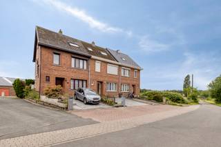 Immo Pické biedt u deze gunstig gelegen woning aan in Dilbeek, gelegen in de nabijheid van scholen, winkels, openbaar vervoer, invalswegen en alle voorzieningen. Deze woning is gelegen in woongebied met landelijk karakter en bestaat op de gelijkvloerse verdieping uit een inkomhal met toilet, een woonkamer, een eetkamer, een ruime veranda en een geïnstalleerde keuken. Op de eerste verdieping beschikt deze woning over een nachthal, 3 slaapkamers (15 m², 9 m² en 6,50 m²) en een eerste badkamer met inloopdouche, lavabo en een toilet. Op de tweede verdieping werd de zolder ingericht als bijkomende slaapkamer van 25 m², met aansluitend nog een tweede badkamer met douche, lavabo en toilet. Achteraan heeft deze woning een gezellige zuidwest gerichte tuin met terras. Ondergronds zijn bovendien nog enkele kelderruimtes terug te vinden, die kunnen gebruikt worden als stockageruimte. Extra informatie: airconditioning, geen renovatieplicht, dubbele beglazing, rolluiken (deels elektrisch), houtcassette, ...