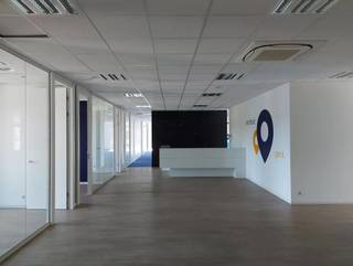 Functionele kantoren van <strong>435m² tot 1445m²</strong> in het prestigieuze kantorencomplex "Flexis" dat uitpakt met representatieve hedendaagse architectuur en profiteert van een unieke zichtlocatie. Het gebouw is voorzien van een ondergrondse parkeerkelder.<br /><br />Een bijzondere troef is de zeer goede ligging in het centrum van Genk vlak tegenover de Limburghal (biedt voldoende gratis parkeerplaatsen), op loopafstand van het stadhuis, het Ministerie van Financiën en het vernieuwde Genkse stadscentrum. Goede bereikbaarheid door de nabijheid van verschillende invalswegen, het openbaar vervoer (station op wandelafstand) en de autowegen E 314 ( 5km - ca. 5 min.) en E313 (8km - 10min.)<br /><br />Momenteel zijn er twee plateaus van elk <strong>505m²</strong> beschikbaar, op de 1ste en 2de verdieping links. Verder is er nog een plateau van <strong>435m²</strong> beschikbaar op de 2de verdieping. De eerste verdieping is een open space kantoor met een keuken. Op de tweede verdieping vinden we ingerichte kantoren opgedeeld in verschillende aparte kantoren, vergaderzalen, een deel open space en een keuken.<br /><br />Kleinere oppervlaktes vanaf 200m² beschikbaar in overleg met eigenaar!<br /><br />Huurprijs: <br />- kantoren ingericht: 125€/m²/jaar<br />- parking: 800€/stuk/jaar <br /><br />Kenmerken gebouw:<br />- Per verdieping zijn er twee aparte HVAC systemen (warmtepompen).<br />- Voorzien van zonnepanelen<br />- Floor to ceiling windows<br />- Privatieve terrassen op elke verdieping<br />- Crèche in het gebouw<br />- De tuin wordt door de stad Genk onderhouden.<br /><br />Info: info@jansenrealestate.be of 011/399050