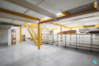 Dit magazijn van ca. 272 m² (17M x 16M) is gelegen in het centrum van Izegem met de onmiddellijke nabijheid van de Rijksweg, op- en...