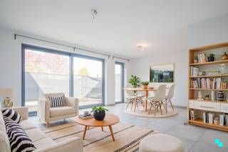 Deze gelijkvloerse, energiezuinige woning (2017) is gelegen in hartje Westrozebeke en beschikt over een bruto vloeroppervlakte van 82,36...