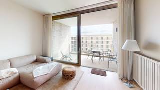 <p>Hoogwaardig gemeubeld appartement met terras op de vierde verdieping in het project De Schilden, op ideale locatie tussen het Eilandje en het stadscentrum.<br /><br />Indeling: Inkomhal met ingemaakte kasten en gastentoilet. Leefruimte en toegang tot een ruim zuid-georiénteerd terras. Aansluitend de volledig geinstalleerde open keuken. Verder een hoofdslaapkamer en een volwaardige tweede slaapkamer. De badkamer werd voorzien van een inloopdouche en dubbele wastafel. Ruime berging. <br /><br />Extra: <br /><br />-Gemeenschappelijke fietsenstalling aanwezig!<br />-Winkels/openbaar vervoer vlakbij.<br /><br />Voor een virtuele tour, bezoek onze website op www.demeester.eu.</p>