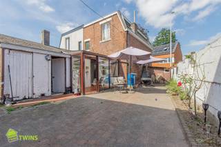 <p>Deze halfopen woning is ideaal gelegen in het hart van Zele, op wandelafstand van winkels, scholen en openbaar vervoer. Dankzij de zuidwestgerichte tuin, de praktische indeling én een achteruitweg, biedt deze woning tal van mogelijkheden voor wie centraal wil wonen met het comfort van buitenruimte.</p><p><br /><strong><u>Indeling:</u></strong><br /><strong><u>Kelder:</u></strong> <br />Droge kelder, ideaal als opbergruimte</p><p><br /><strong><u>Gelijkvloers:</u></strong><br />De inkomhal geeft toegang tot een lichtrijke leefruimte, verbonden met een ingerichte keuken. Achteraan bevindt zich de badkamer, een toilet en een veranda die uitkijkt op de tuin. Deze veranda vormt een extra leefruimte en leidt naar de zuidwestgerichte tuin, waar het heerlijk vertoeven is. De achteruitweg biedt bijkomende praktische toegang tot het perceel.<br />Achterliggende bergruimte. </p><p><br /><strong><u>Eerste verdieping:</u></strong><br />Op de eerste verdieping vinden we een nachthal en twee volwaardige slaapkamers.</p><p><strong><u>Troeven: </u></strong><br />- Halfopen bebouwing<br />- 2 ruime slaapkamers<br />- Zuidwestgerichte tuin met achteruitweg<br />- Centrale ligging nabij alle voorzieningen in Zele</p><p>Bent U op zoek naar een leuk project dan is deze woning wel iets voor U !  BOEK vandaag nog uw afspraak.<br />Boek nu uw afspraak - T. 052/55.55.55 - GSM 0479 36 88 14 of via onze site | info@immotwins.be - maxime@immotwins.be </p>