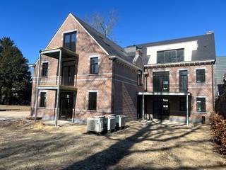 Fase 2: In een klein nieuw appartementsgebouw in bouwstijl aansluitend bij de eclectische villa,  worden 5 appartementen afgewerkt. <br />Op de eerste verdieping links vinden we dit gezellige appartement met 2 slaapkamers en terras dat wordt afgewerkt met kwaliteitsvol materiaal.<br />Al bij het binnenkomen vallen de gezellige woon- eetkamer en de aansluitende leefkeuken meteen op. Beide slaapkamers en de tussenliggende badkamer vervolledigen het appartement en een handige bergplaats biedt ruimte voor de hedendaagse technieken.<br />Dit appartement beschikt eveneens over het genot van een mooi terras met uitzicht op de majestueuze bomen in de gemeenschappelijke parktuin. Vloerverwarming door middel van warmtepomp, zonnepanelen en verluchtingsmodule zorgen voor een aangenaam binnenklimaat. Elk appartement in dit gebouw beschikt over een ruime privatieve kelderberging bereikbaar via trap of lift.<br />Het gebouw werd perfect geïntegreerd in een prachtige (her)aangelegde parktuin met wadi waarvan alle bewoners in het project het genot hebben. De gemeenschappelijke parkeergarage bevindt zich onder het naastliggende gebouw (minimaal 1 autostaanplaats verplicht aan te kopen, niet inbegrepen in verkoopprijs appartement). Een makkelijk bereikbare bovengrondse gemeenschappelijke fietsen- en afvalberging vervolledigen het geboden comfort voor de bewoners. <br />In de vormgeving van zowel gevels als interieur, wordt extra aandacht besteed aan een stijlvolle en tijdloze, duurzame afwerking.<br />Voor verdere informatie kan u ons steeds bereiken op 0473/45.77.37 of via mail info@batimmo-vastgoed.be