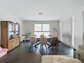 De indeling van het appartement op het 4e verdiep is als volgt:<br /><br />- inkomhal met gastentoilet<br />- leefruimte met prachtig verzicht<br />- open keuken voorzien van alle hedendaagse toestellen<br />- een praktische berging nabij de keuken<br />- 3 slaapkamers<br />- een badkamer met bad en dubbel lavabomeubel<br />- een douchekamer met lavabomeubel<br />- een ruim terras met zicht op de Leie<br /><br />Het appartement kent een ultieme oase van rust, De vele groenzones op en rond de site zorgen voor een mooi uitzicht in combinatie met het Leiezicht. <br /><br />Er is ook een gemeenschappelijke fietsenberging en privatieve kelderberging. <br /><br />Algemeen:<br />- beschikbaar vanaf 01/11/2026<br />- gemeenschappelijke kosten: € 50,00/maand<br />- inclusief een ondergrondse staanplaats<br /><br />Interesse? Vraag snel een bezoek aan via www.dewaele.com!