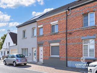 <h2>Charmante woning met verrassend veel potentieel in hartje Oud-Turnhout</h2>
<p>In het absolute hart van Oud-Turnhout, op letterlijk een steenworp van het gezellige dorpsplein, vindt u deze op te frissen/te renoveren woning met verrassend veel ruimte en mogelijkheden. Horeca, winkels, apotheek en tal van andere voorzieningen bevinden zich vlakbij, waardoor u hier geniet van een bijzonder centrale en praktische ligging.</p>
<p>Achter de inkomhal bevindt zich een handige berging. Vervolgens komt u in de gezellige woonkamer, die in directe verbinding staat met de open keuken. De badkamer is uitgerust met een douche in bad en beschikt over aansluitingen voor wasmachine en droogkast, gecombineerd met voldoende praktische bergruimte. Daarnaast is er een apart toilet.</p>
<p>Vanuit de woonkamer bereikt u de slaapverdieping. Hier bevinden zich twee ruime slaapkamers, waarvan één toegang geeft tot de geïsoleerde zolderverdieping. Deze extra verdieping biedt heel wat mogelijkheden en kan verder worden ingericht als bijkomende (slaap)kamer(s), hobbyruimte, thuiskantoor of een combinatie hiervan.</p>
<p>Via de keuken komt u op het gezellige overdekte terras, dat op zijn beurt toegang geeft tot de verzorgde en volledig omheinde stadstuin. De tuin combineert een verhard gedeelte met een aangename graszone en biedt verschillende plekjes om een terras of gezellige zithoek te creëren.</p>
<p>Als kers op de taart beschikt de tuin over een praktisch en degelijk tuinhuis, ideaal voor fietsen, tuingereedschap en extra opslag.</p>
<p>Kortom: een charmante woning die met de nodige opfrissing en renovatie kan worden omgetoverd tot een bijzonder fijne thuis. De centrale ligging, twee ruime slaapkamers, bruikbare zolderverdieping en aangename stadstuin maken dit tot een woning met heel wat potentieel in het centrum van Oud-Turnhout.</p>