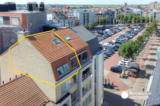 Ontdek dit gezellige duplex-dakappartement, gelegen in het bruisende centrum van Blankenberge, op wandelafstand van winkels, horeca, openbaar vervoer en het strand. Dit instapklare appartement, gebouwd in 2011, combineert een praktische indeling met een aangename woonbeleving.<br /><br />Via de inkomhal bereikt u de lichtrijke leefruimte met open gevoel, waar de ramen zorgen voor een aangename lichtinval. Aansluitend bevindt zich de volledig ingerichte keuken, uitgerust met een Siemens combi-oven, elektrisch kookvuur en voldoende opbergruimte. Verder beschikt deze verdieping over een praktische berging, een apart gastentoilet en een gezellig balkon waar u in alle rust van de buitenlucht kunt genieten.<br /><br />Op de bovenverdieping vindt u een ruime slaapkamer, een aparte dressing en een comfortabele badkamer met lavabo, bad en radiator. Dankzij de doordachte indeling wordt de beschikbare ruimte optimaal benut. Extra troeven zijn de centrale ligging, het gemeenschappelijk afvallokaal en de mogelijkheid om het aanwezige meubilair over te nemen. Daarnaast kan een fietsenplaats afzonderlijk worden aangekocht.<br /><br />Dit appartement wordt verkocht onder erfpacht.<br /><br />Bent u op zoek naar een sfeervol appartement als vaste woonst, tweede verblijf of investering aan de Belgische kust? Dan is deze eigendom zeker een bezoek waard!<br /><br />EPC: 136 kWh/m² jaar - B-label (geen renovatieplicht)