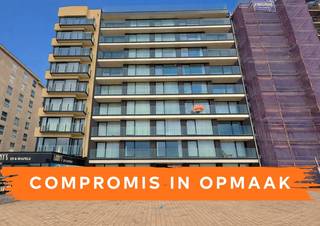 Deze gerenoveerde studio geniet van een mooi frontaal zeezicht en is uitstekend en centraal gelegen op de Zeedijk van Nieuwpoort-Bad.<br />De studio beschikt over een open en lichtrijke leefruimte met open keuken, een praktische slaaphoek en een badkamer met douche, lavabo en toilet. Daarnaast is er ook een privatieve kelderberging inbegrepen.<br />Ideaal als tweede verblijf en of als investeringspand aan zee.